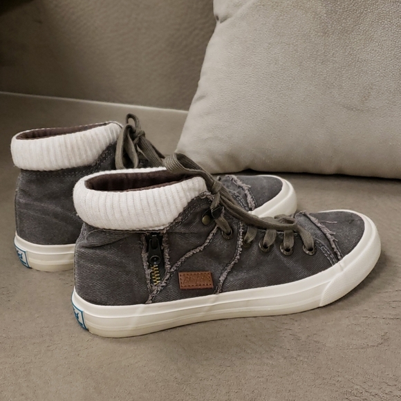 Snickers - Picture 3 of 5